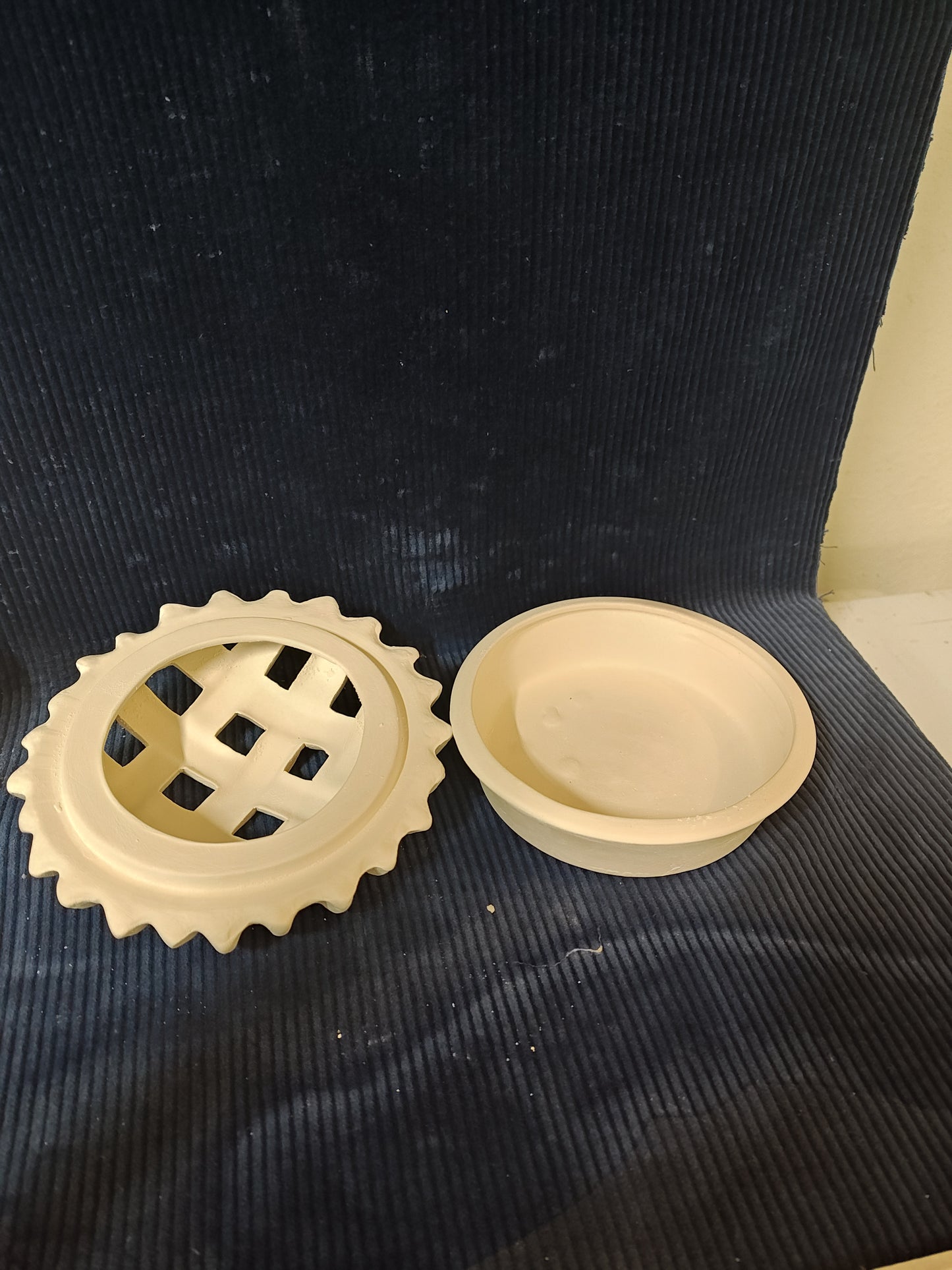 Ceramic Ready to Paint Pie Dish With Lattice Lid